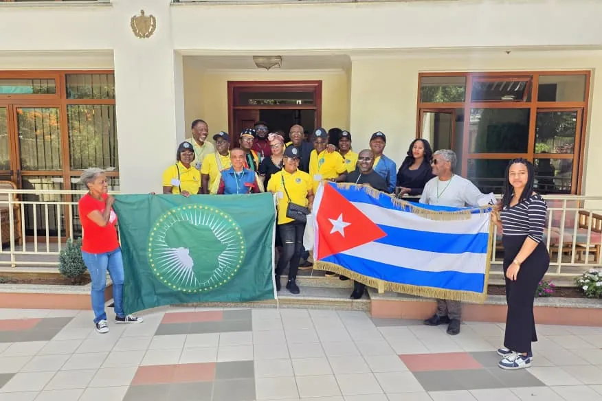 Delegados con las banderas de la Unión Africana y de Cuba frente a la Embajada de Cuba.